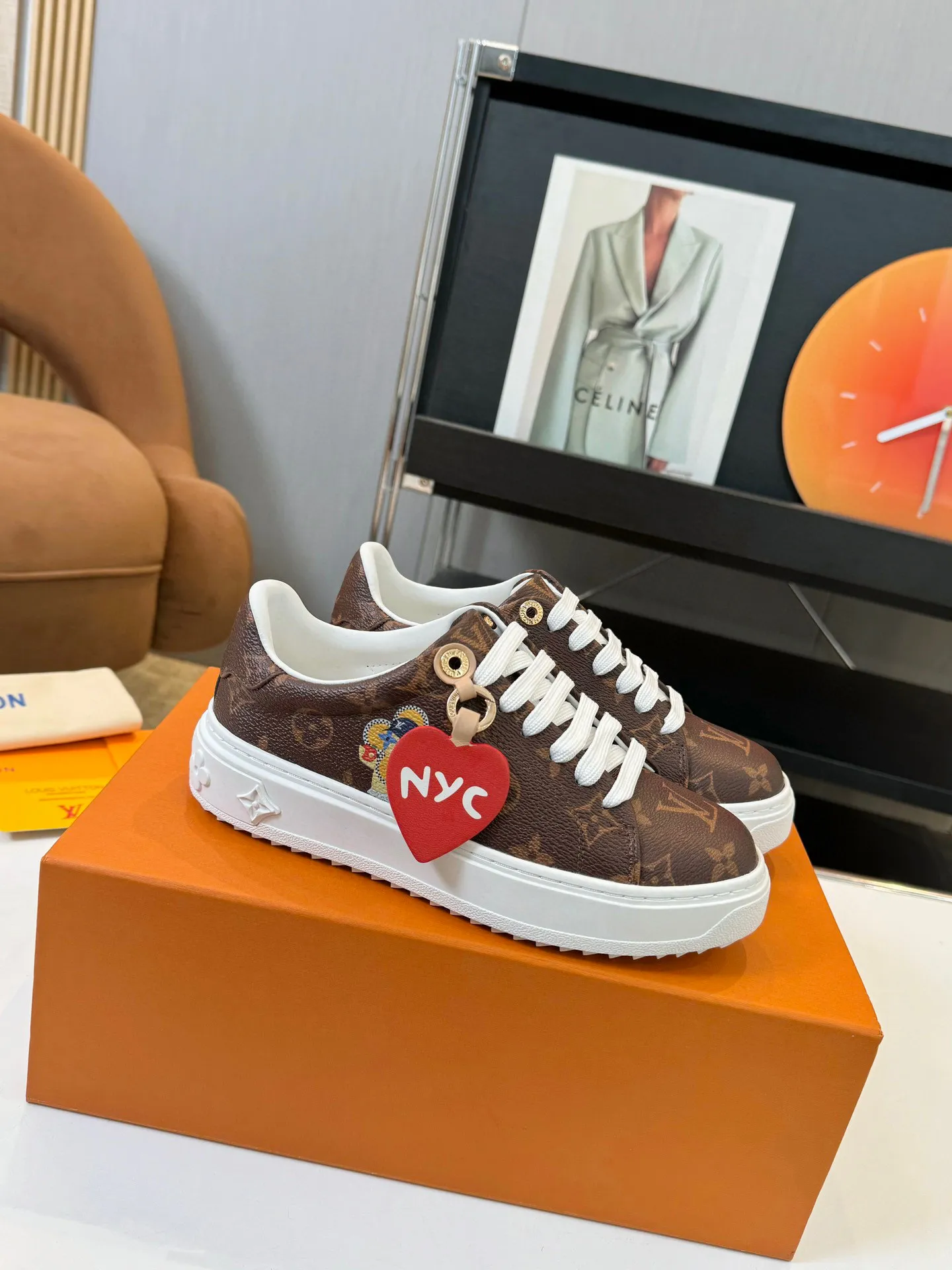 Men's Men's Shoes 💰💰660 Women's LV [Beverly Hills Sports Shoes Series] This Beverly Hills sports shoes are made of grained cow leather with Damier pattern, echoing the current season's leather goods series. The thick rubber outsole is lightweight, and an embossed Louis Vuitton logo adds a branding touch. Padded insole and technical fabric lining enhance comfort.  Detailed Features ♛ Embossed grained cowhide leather ♛ Ultra-lightweight rubber outsole ♛ Louis Vuitton logo on tongue and outsole ♛ Size: 35-40